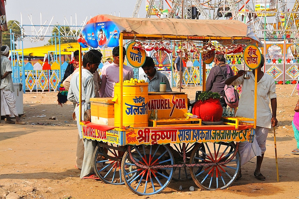 Itinerant drinks seller, Pushkar, Rajasthan, India, Asia