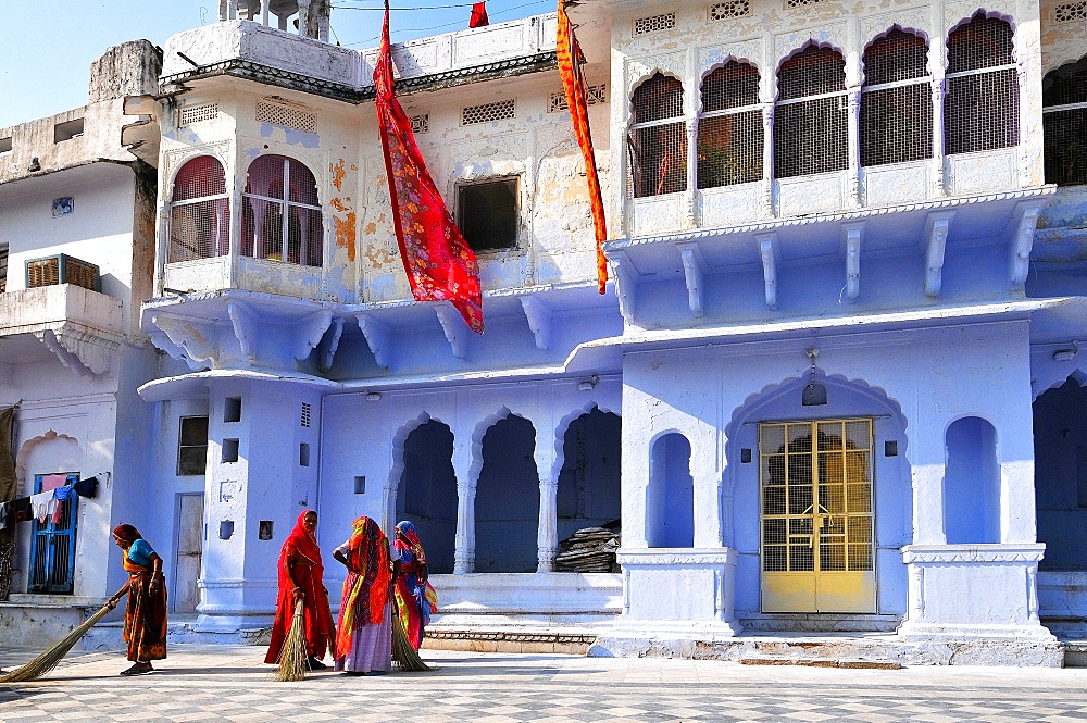 Ghats at Holy Pushkar Lake and old Rajput Palaces, Pushkar, Rajasthan, India, Asia