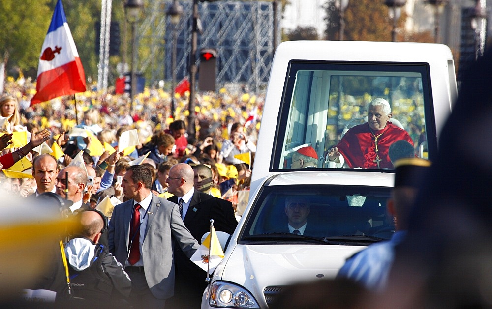 Arrival of Pope Benedict XVI on the Esplanade des Invalides, Paris, France, Europe