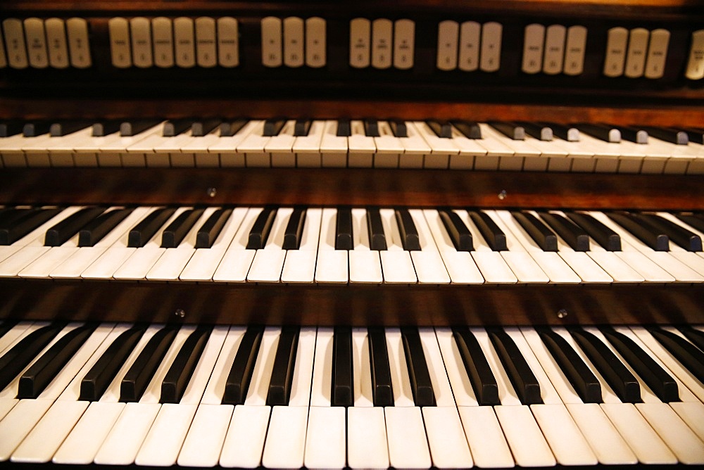 Organ, Notre-Dame du Perpetuel Secours Basilica, Paris, France, Europe