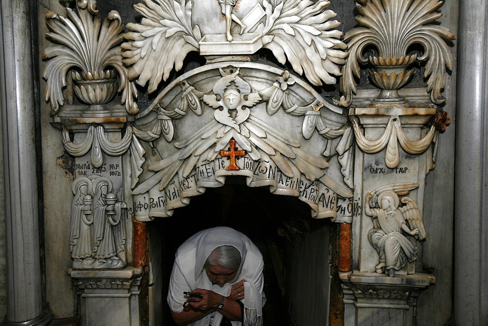 Tomb of Jesus at Church of the Holy Sepulchre, Old City, Jerusalem, Israel, Middle East