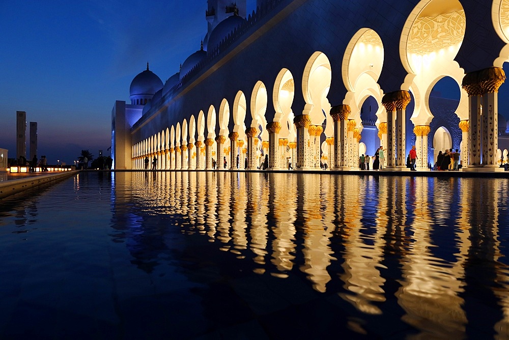 Sheikh Zayed Mosque at dusk, Abu Dhabi, United Arab Emirates, Middle East