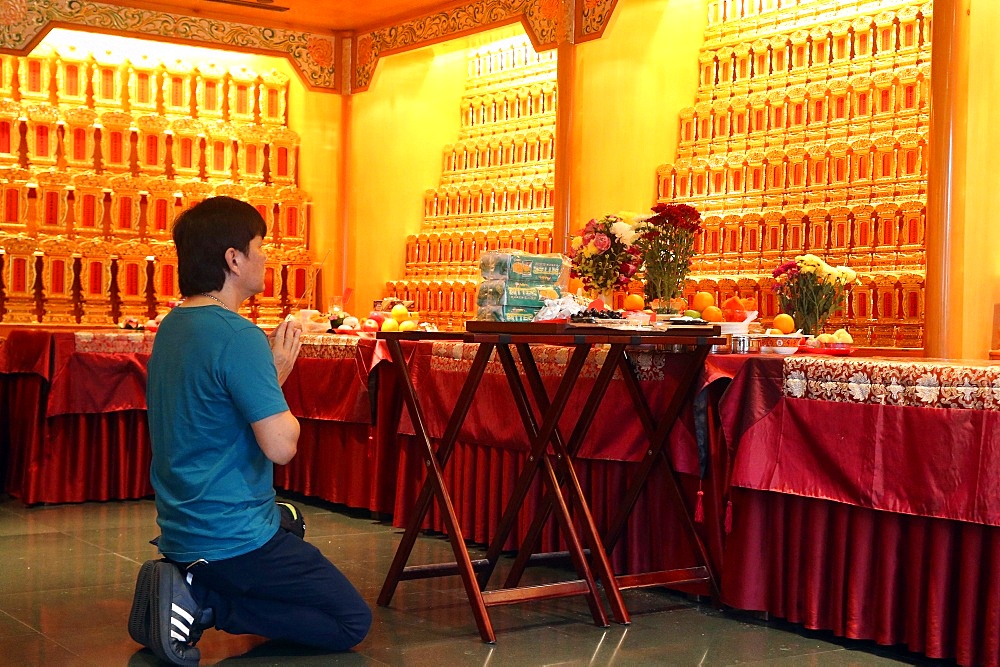 Ceremony in Ancenstral Hall, Buddha Tooth Relic Temple in Chinatown, Singapore, Southeast Asia, Asia