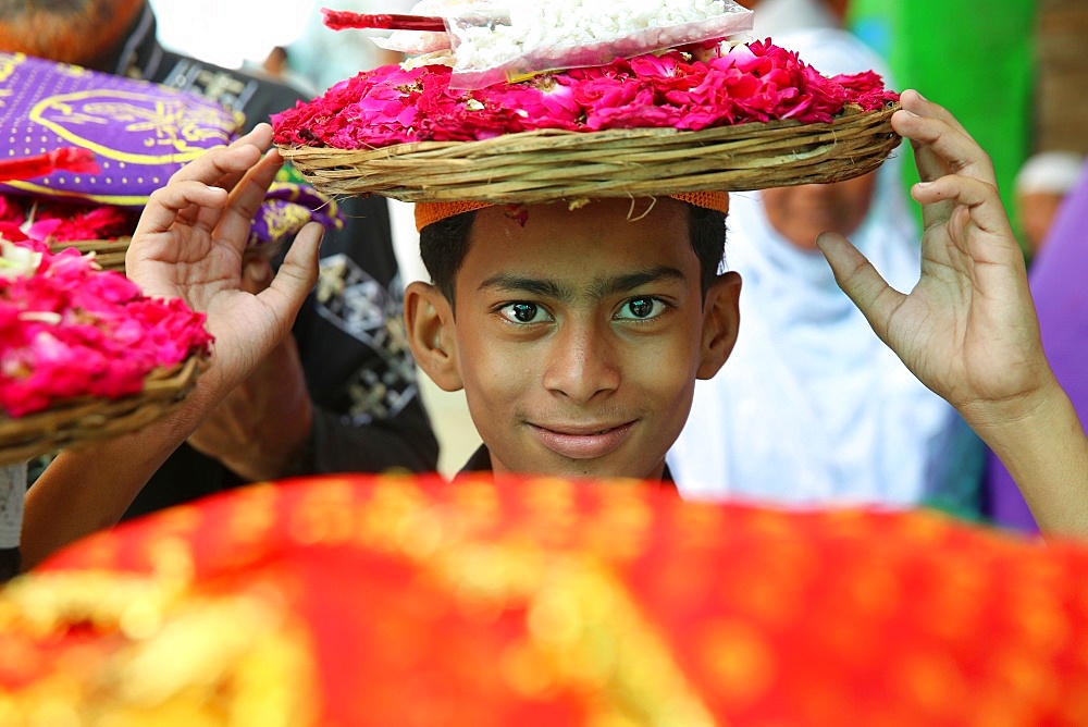 Boy carrying offerings, Ajmer Sharif Dargah, Rajasthan, India, Asia