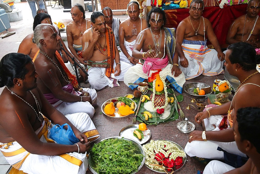 Puja ceremony, Hindu Brahmin priests, Sri Vadapathira Kaliamman Hindu Temple, Singapore, Southeast Asia, Asia