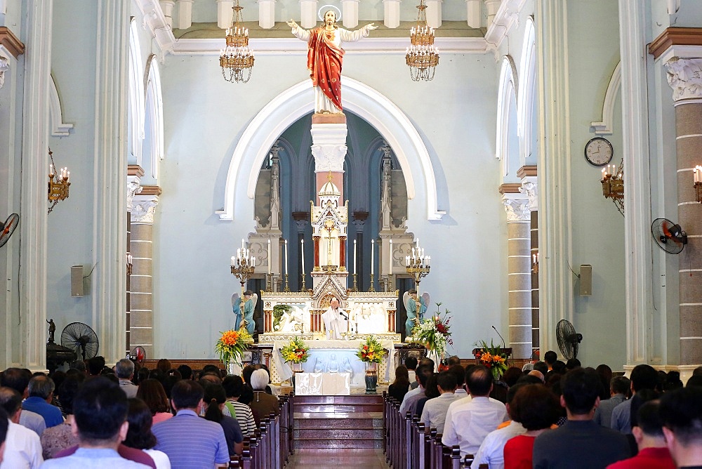 Sunday Mass celebration, Eucharist, St. Philip Church (Huyen Sy Church), Ho Chi Minh City, Vietnam, Indochina, Southeast Asia, Asia