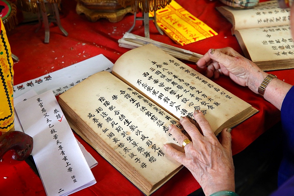 Taoist ceremony in a temple, Ho Chi Minh City, Vietnam, Indochina, Southeast Asia, Asia