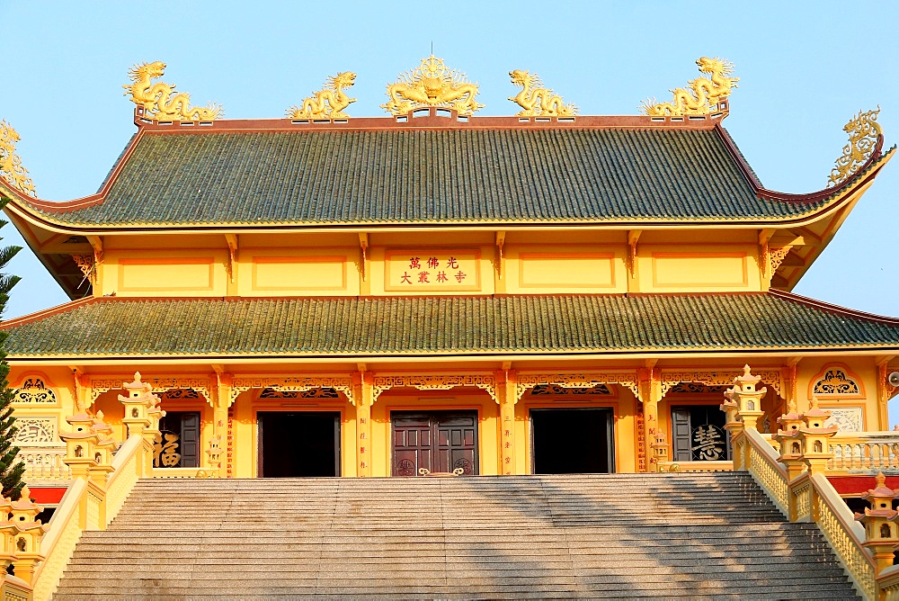 Main Hall, Dai Tong Lam Tu Buddhist Temple, Ba Ria, Vietnam, Indochina, Southeast Asia, Asia