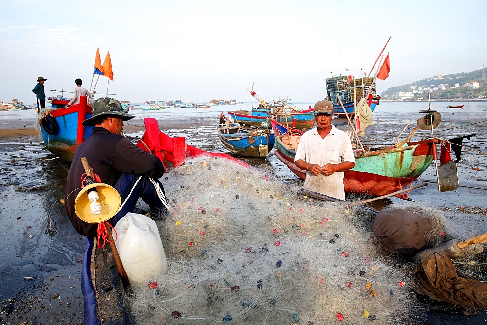 Fishermen preparing a net on the beach, Vung Tau, Vietnam, Indochina, Southeast Asia, Asia