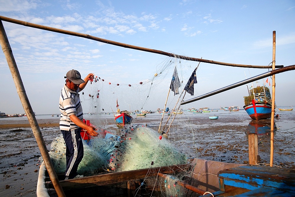 Fisherman preparing a net on the beach, Vietnam, Indochina, Southeast Asia, Asia