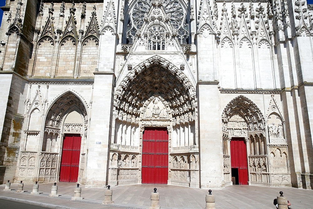 West front of Auxerre Cathedral dedicated to Saint Stephan, Yonne, Burgundy, France, Europe