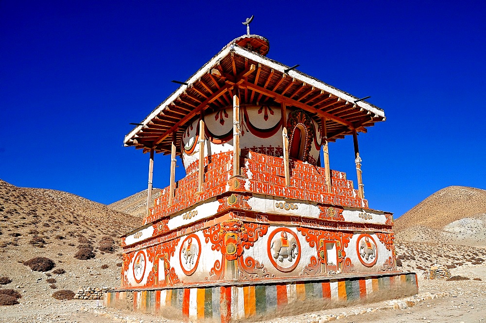 Buddhist stupa (chorten) near Tsarang village, Mustang, Nepal, Himalayas, Asia