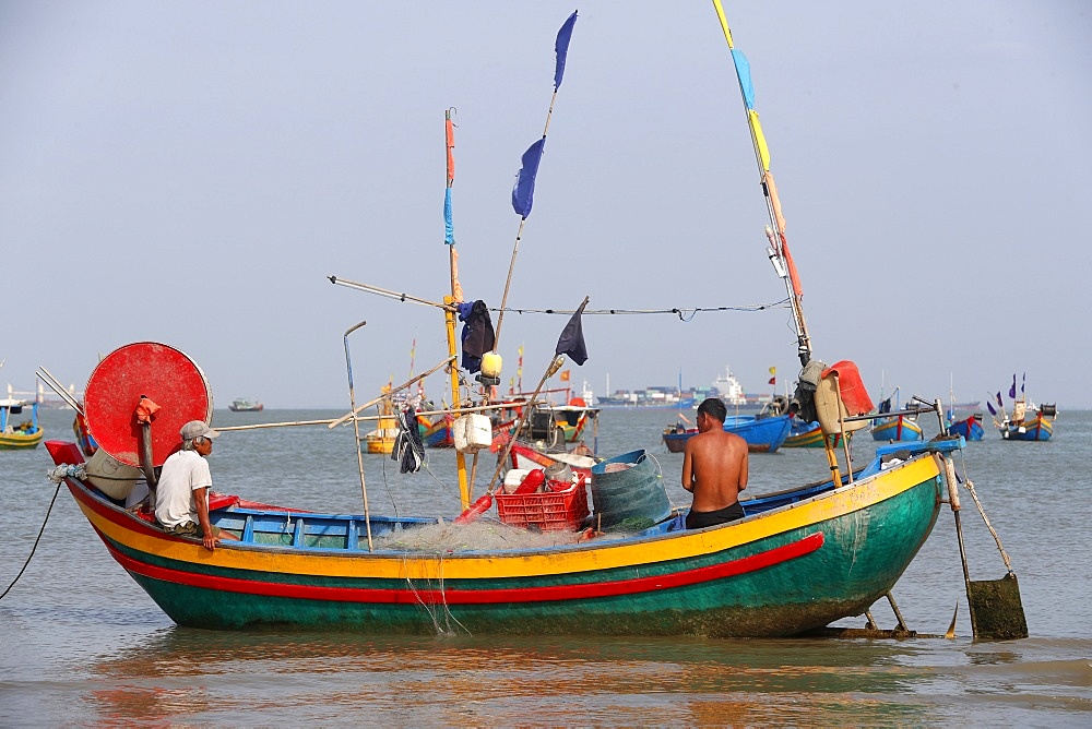 Fishermen repairing fishing nets, Hang Dua bay, Vung Tau, Vietnam, Indochina, Southeast Asia, Asia