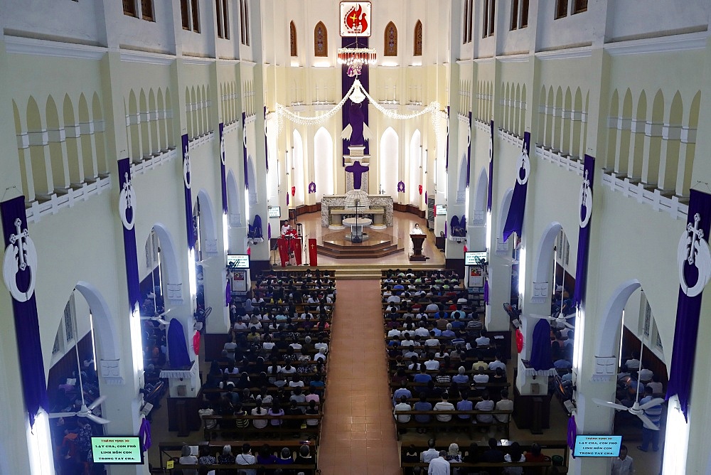 Catholic Mass on Good Friday of Holy Week, Gia Dinh Church, Ho Chi Minh City (Saigon), Vietnam, Indochina, Southeast Asia, Asia