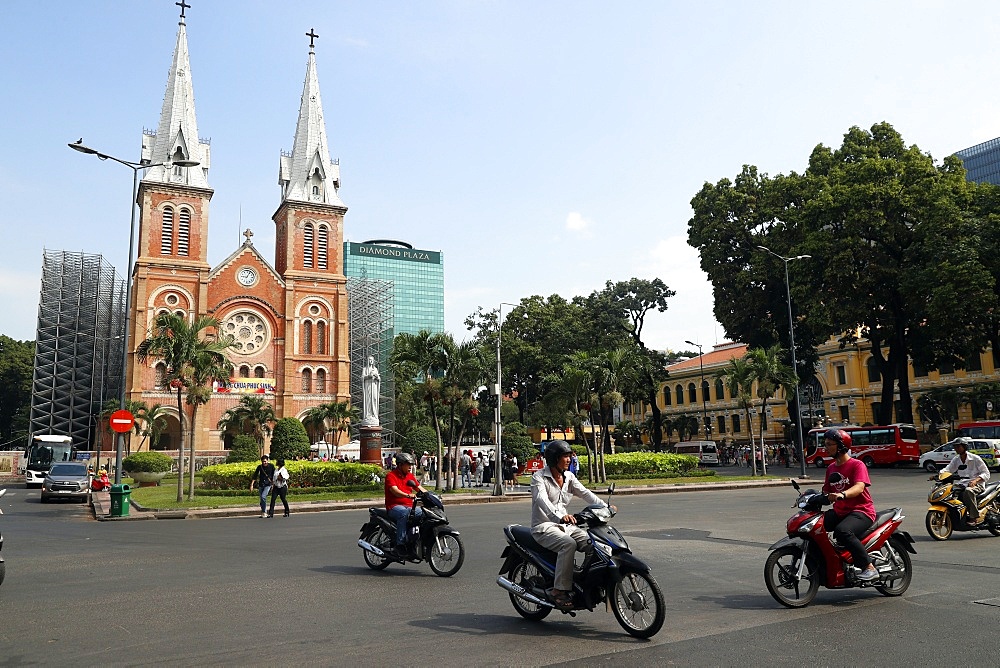 Notre Dame Cathedral and Virgin Mary statue, District 1, Ho Chi Minh City (Saigon), Vietnam, Indochina, Southeast Asia, Asia