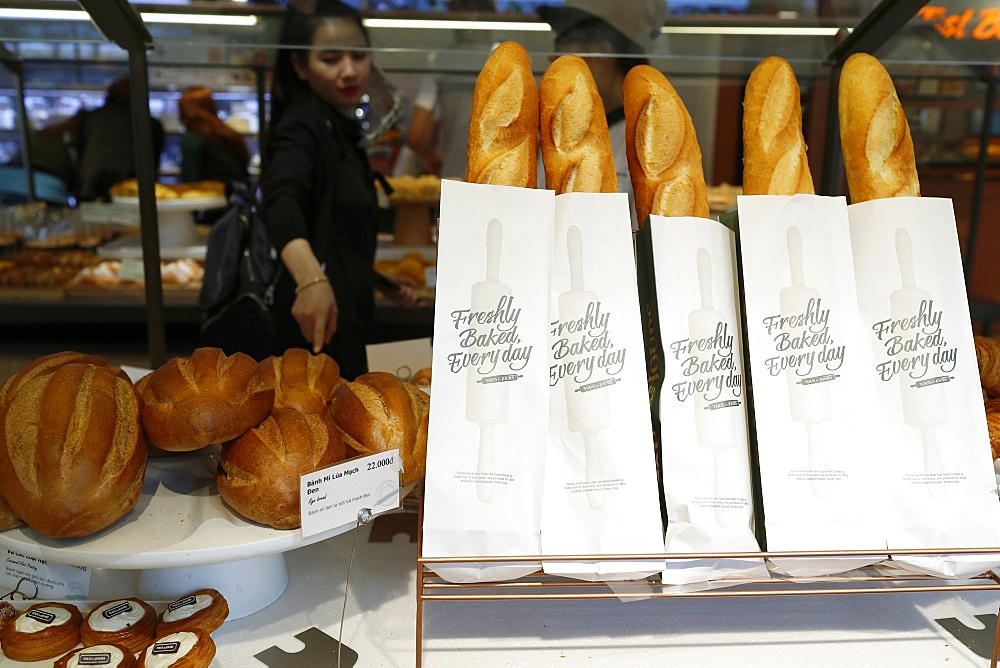 Fresh French bread (baguette) for sale in bakery, Ho Chi Minh City, Vietnam, Indochina, Southeast Asia, Asia