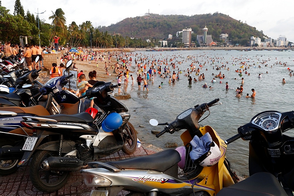 Sunday at the beach, Vietnamese families swimming in the South China Sea, Hang Dua Bay, Vung Tau, Vietnam, Indochina, Southeast Asia, Asia