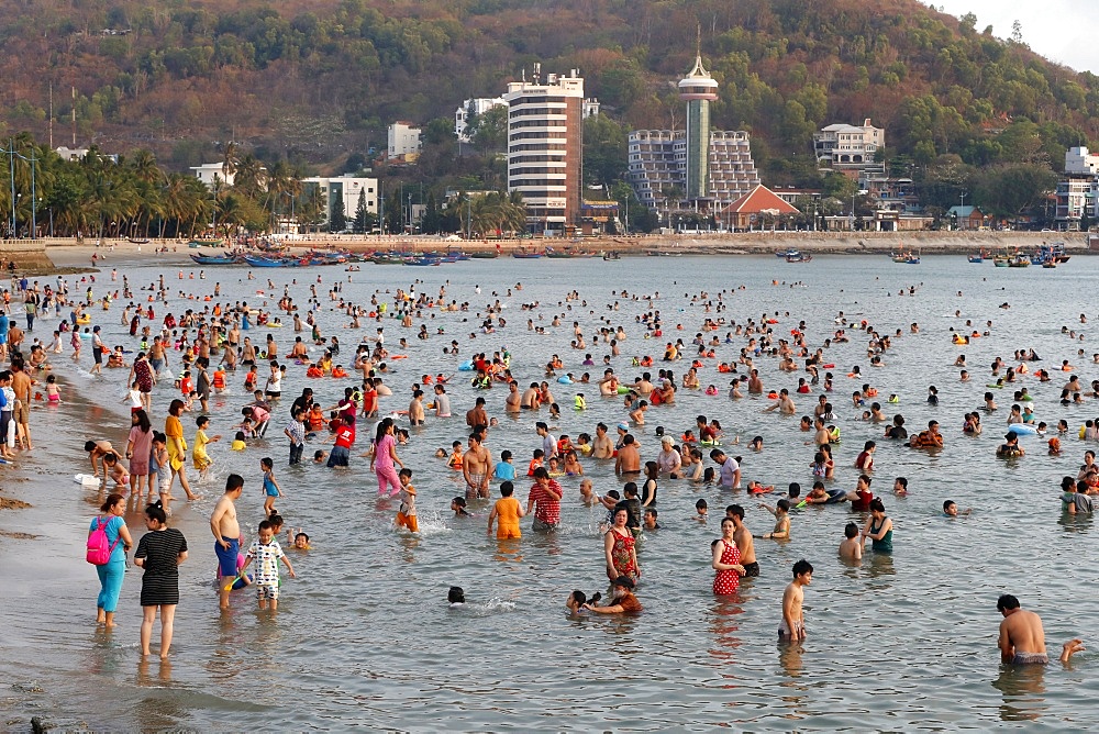 Sunday at the beach, Vietnamese families swimming in the South China Sea, Hang Dua Bay, Vung Tau, Vietnam, Indochina, Southeast Asia, Asia