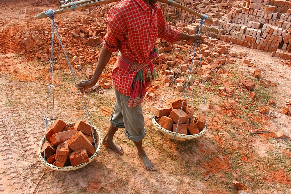 Worker in a West Bengal brick factory, Gamarkunda, West Bengal, India, Asia