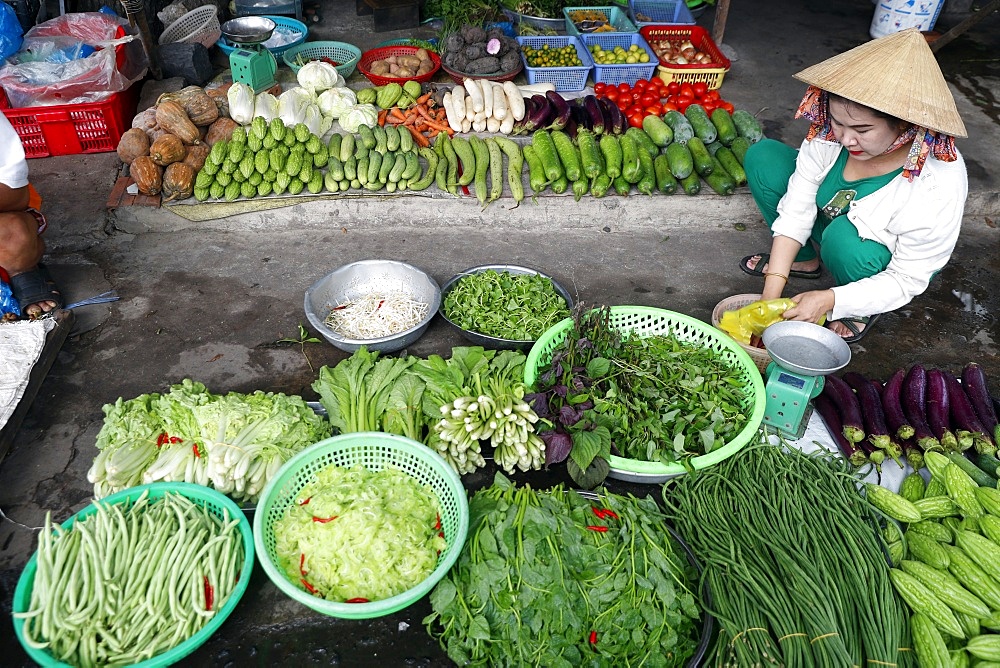 Vietnamese woman selling vegetables at market, Vung Tau, Vietnam, Indochina, Southeast Asia, Asia