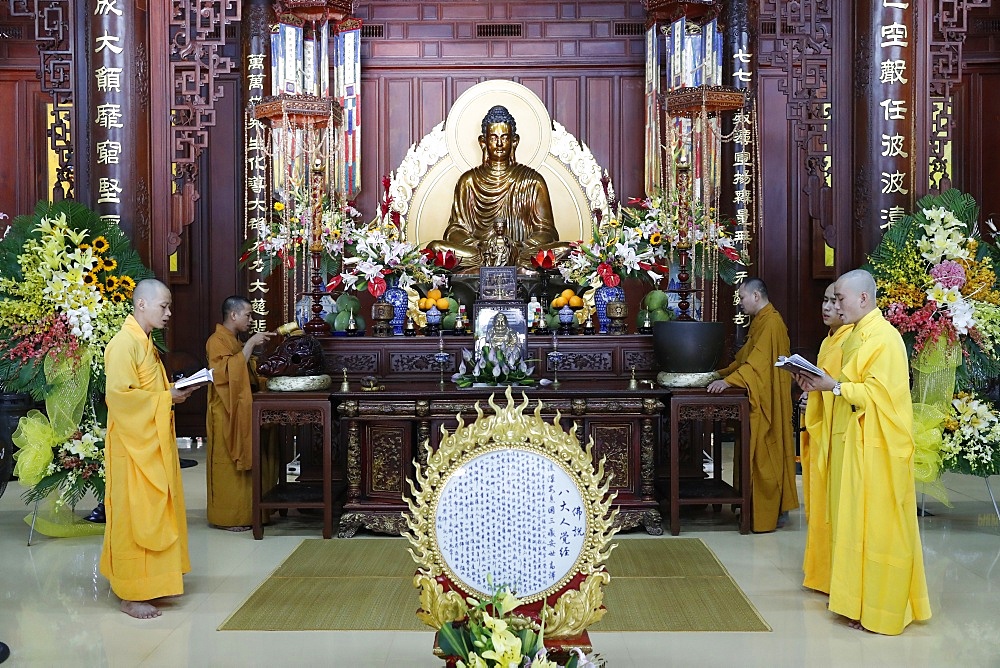 Monks at Buddhist ceremony in pagoda, Ho Chi Minh City, Vietnam, Indochina, Southeast Asia, Asia