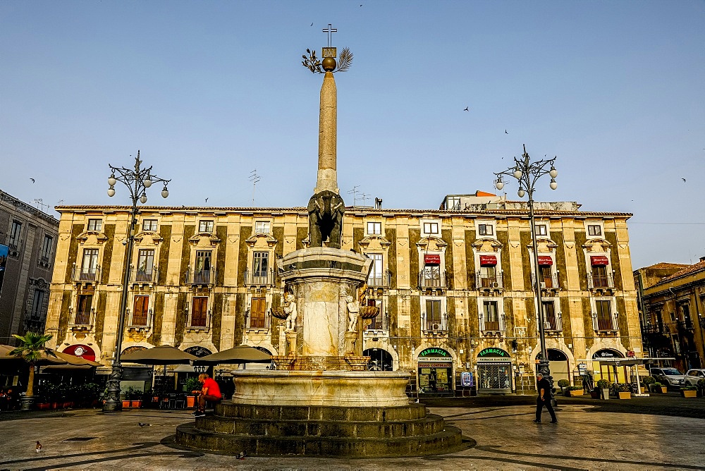 Fontana dell'Elefante (Elephant fountain) on the Piazza Duomo (Cathedral square), Catania, Sicily, Italy, Mediterranean, Europe