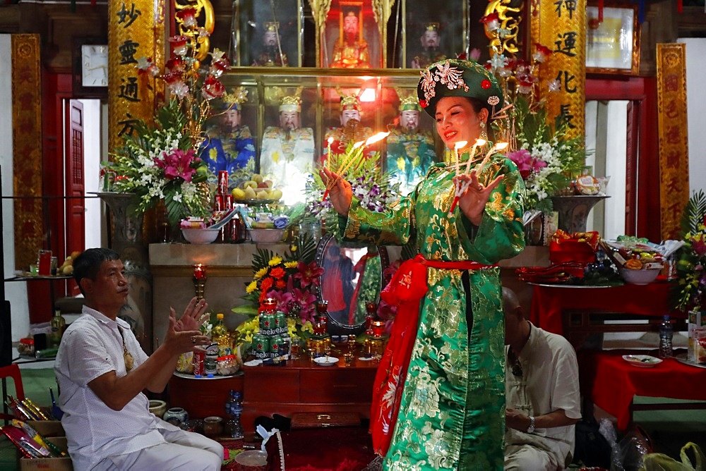 Mau Son Taoist temple, woman at Taoist ceremony, ritual of offerings, Sapa, Vietnam, Indochina, Southeast Asia, Asia