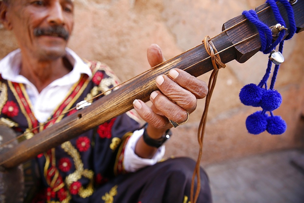 Gnawa musician sitting in a street in Marrakesh medina (old city), Marrakesh, Morocco, North Africa, Africa