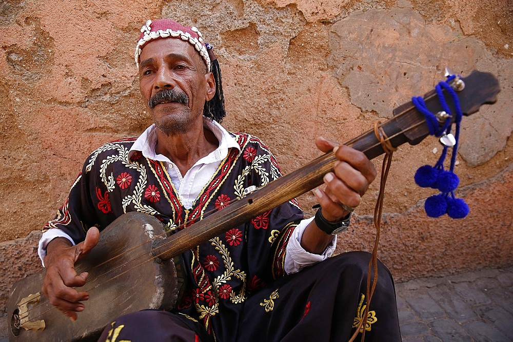 Gnawa musician sitting in a street in Marrakesh medina (old city), Marrakesh, Morocco, North Africa, Africa