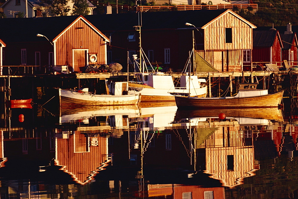 Fishing boats and wooden barns on the waterfront at Bausrad, Lofoten Islands, Norway, Scandinavia, Europe