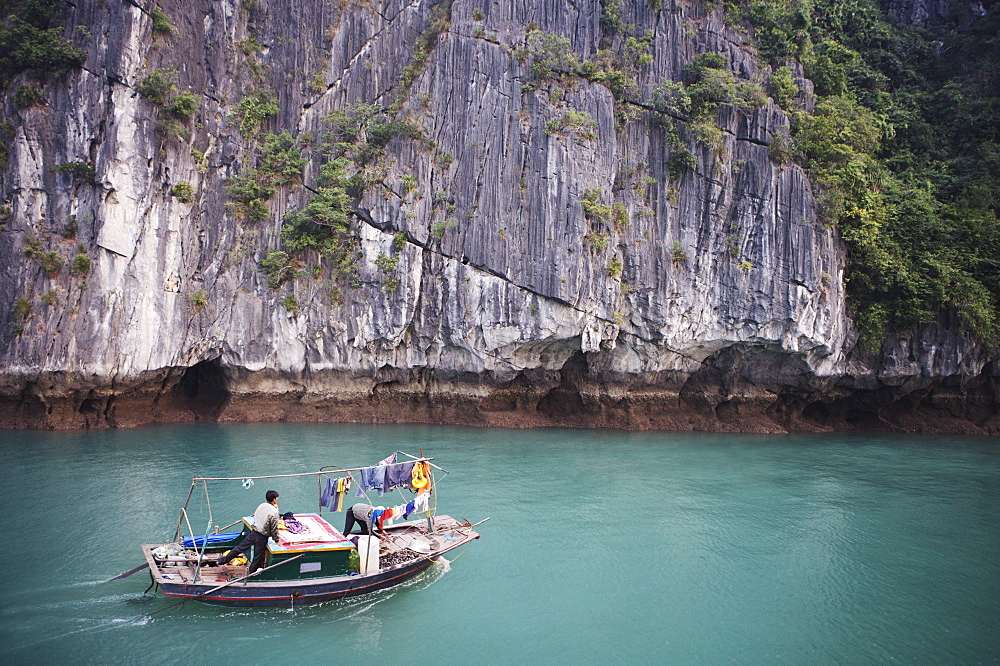 Fishing boat, Ha Long Bay, Vietnam, Indochina, Southeast Asia, Asia