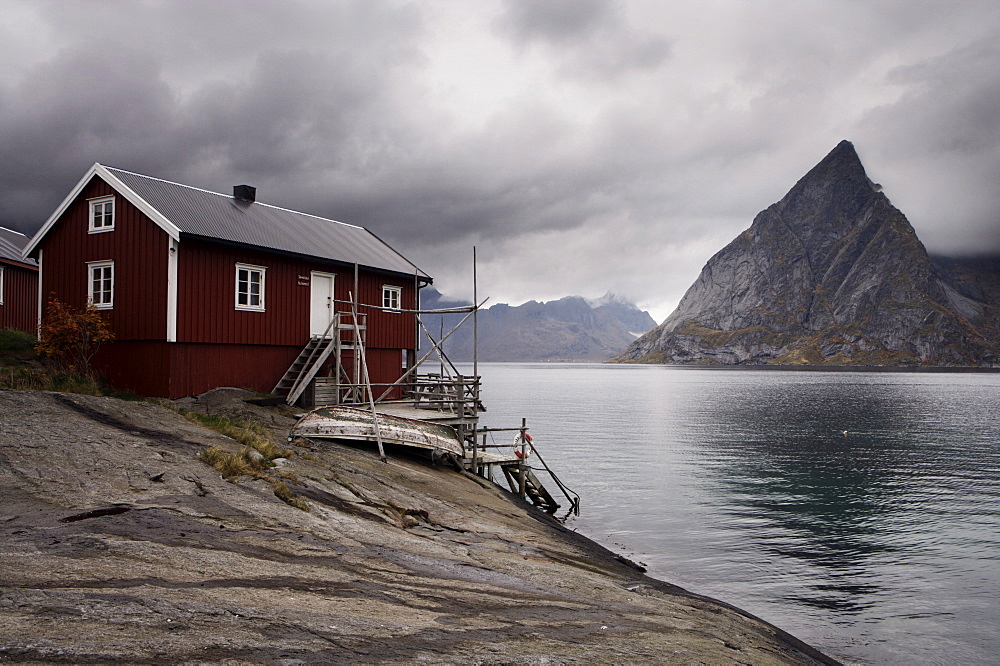 Rorbuer (fishermen's huts) on fjord with mountains, Lofoten Islands, Norway, Scandinavia, Europe