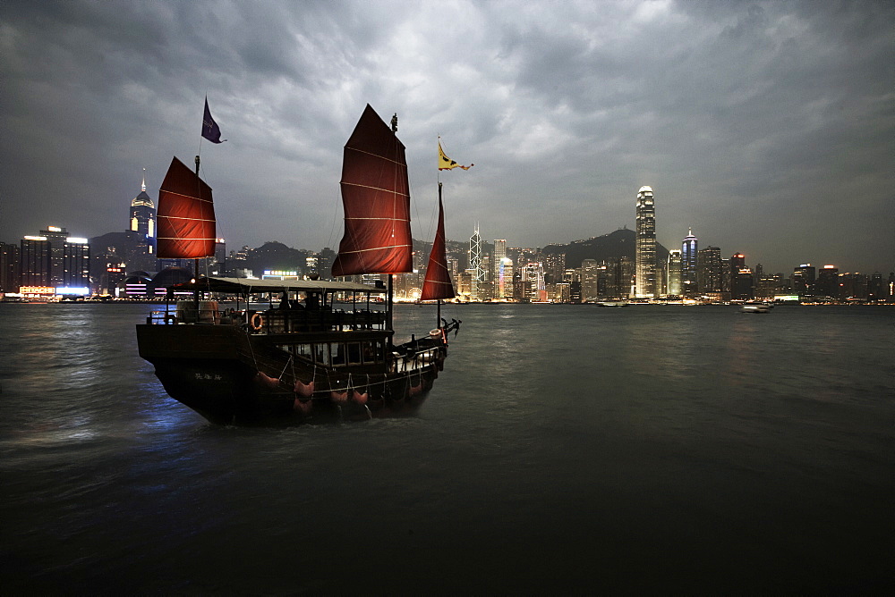 Chinese junk in Hong Kong harbour, Hong Kong, China, Asia