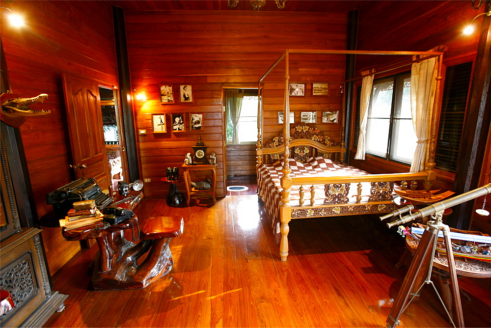 Old teak house on the klongs, Thailand, Southeast Asia, Asia