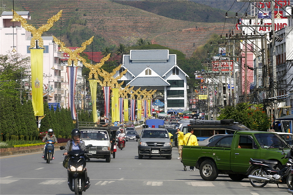 The border with Burma with the large covered bridge leading to Burma in the background, Mae Sai, Thailand, Southeast Asia, Asia