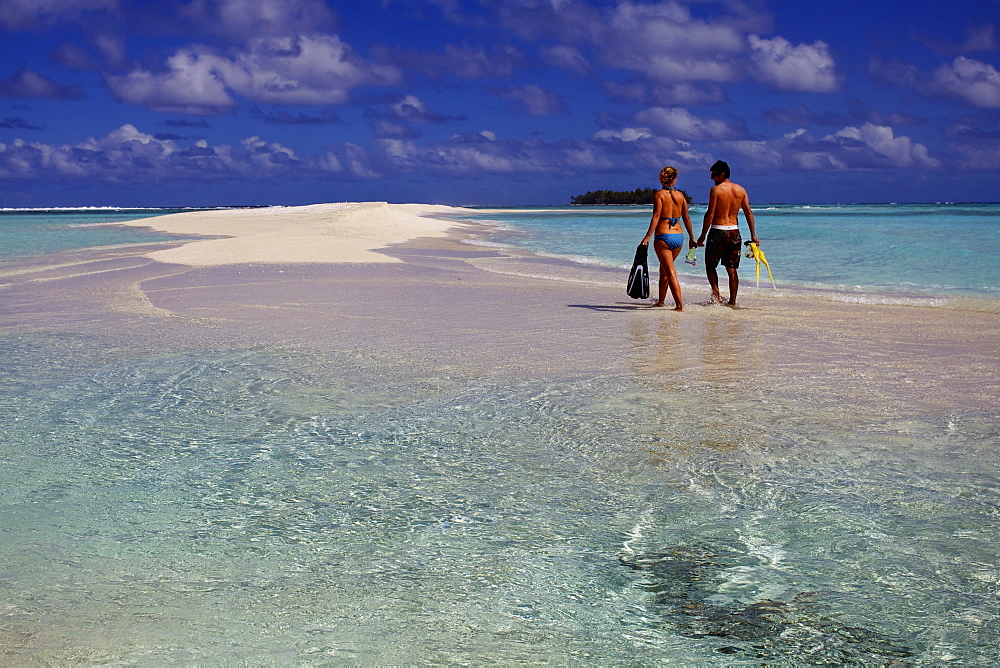 Couple in the Tuamotu islands, French Polynesia, Pacific Islands, Pacific