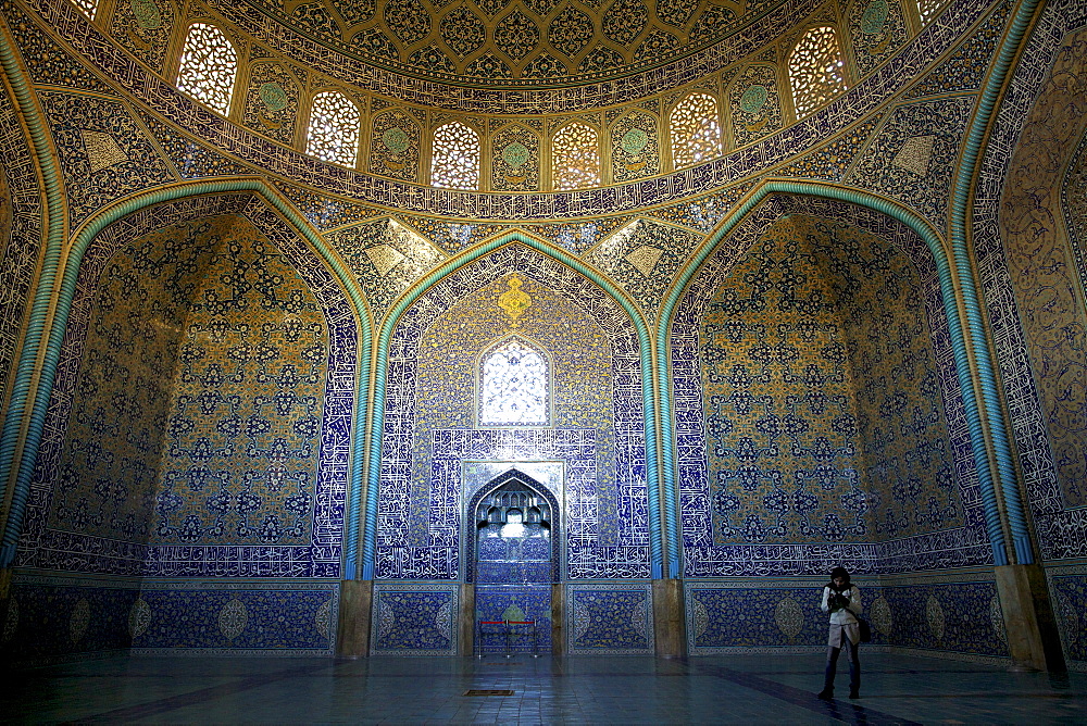 Inside the Sheikh Lotfollah Mosque, Isfahan, Iran, Middle East