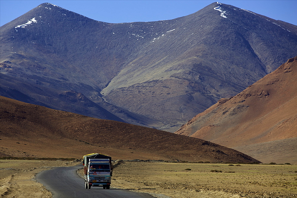 On the great plain of Ladakh, right before the Tanglang La mountain and pass, road from Manali to Leh, Ladakh, India, Asia