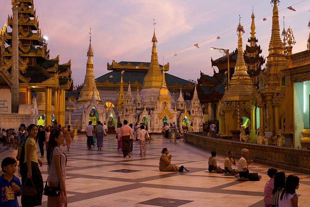 The Paya Shwedagon temple in Yangon (Rangoon), Myanmar (Burma), Asia