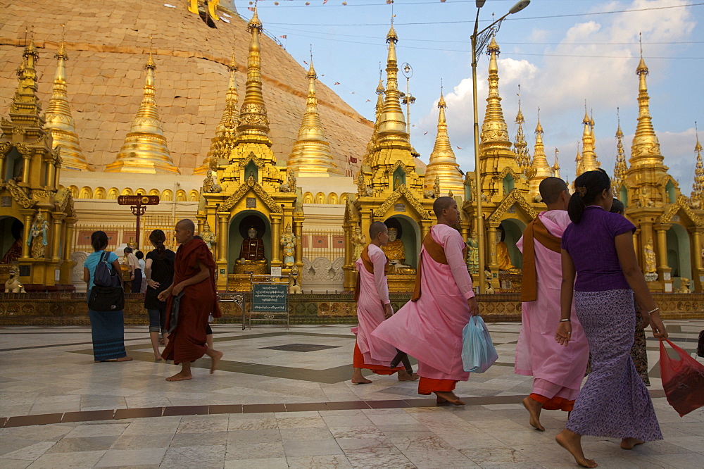 The Paya Shwedagon temple in Yangon (Rangoon), Myanmar (Burma), Asia