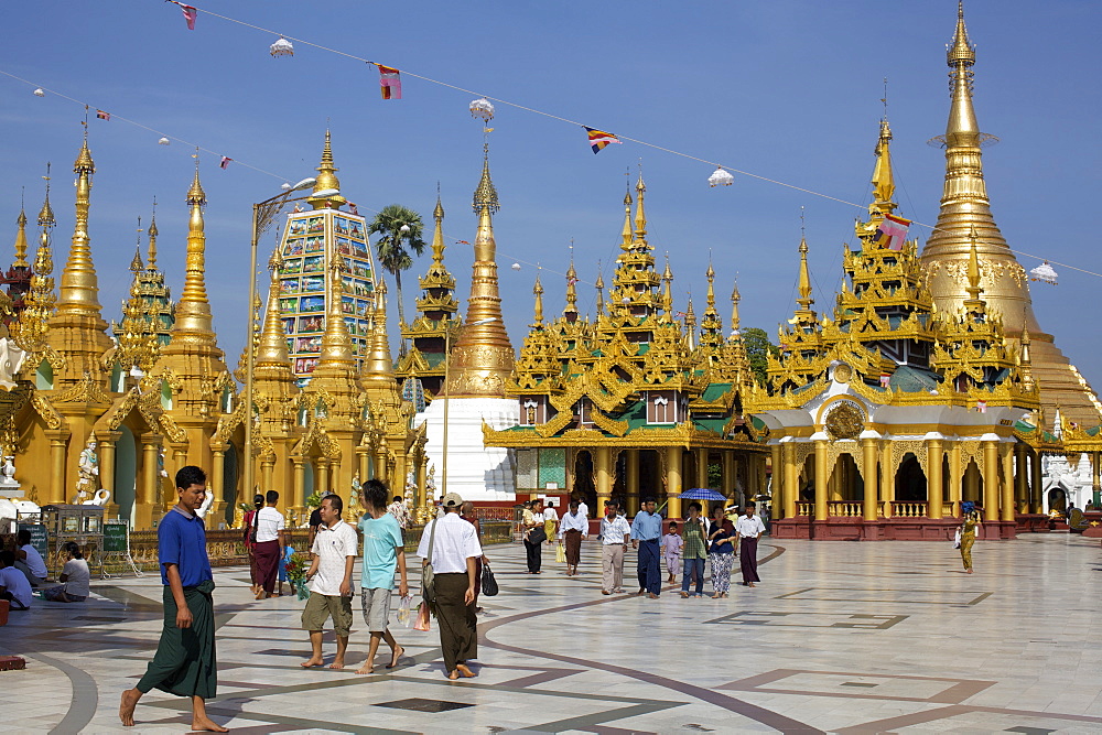 The Paya Shwedagon temple in Yangon (Rangoon), Myanmar (Burma), Asia