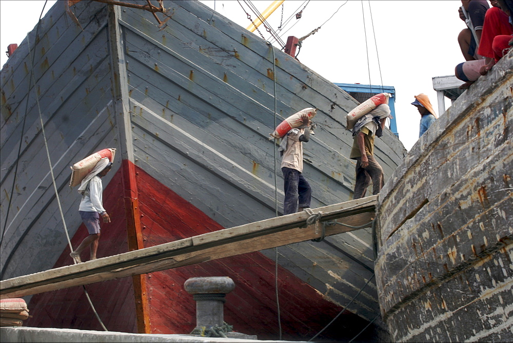 Coolies carrying bags of cement onto schooner, Sunda Kelapa, harbour of Jakarta, Java, Indonesia, Southeast Asia, Asia