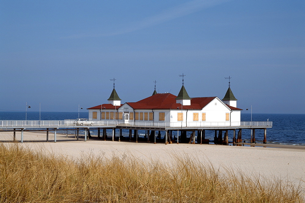 Seebrucke (Pier), Ahlbeck, island of Usedom, Mecklenburg-Vorpommern, Germany, Europe