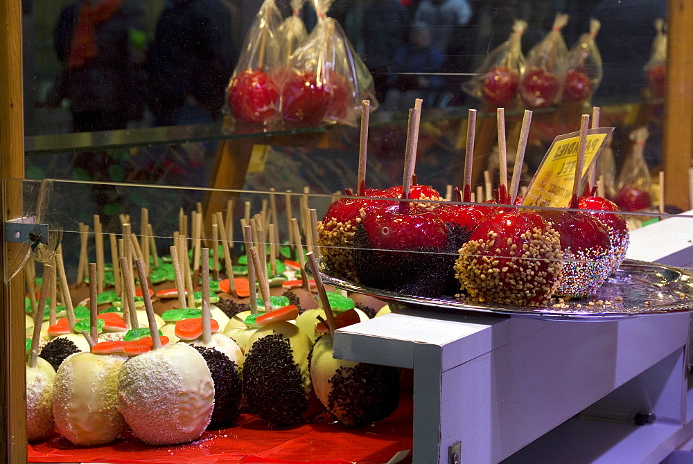 Candied apples, Weihnachtsmarkt (Christmas market), Frankfurt, Germany, Europe