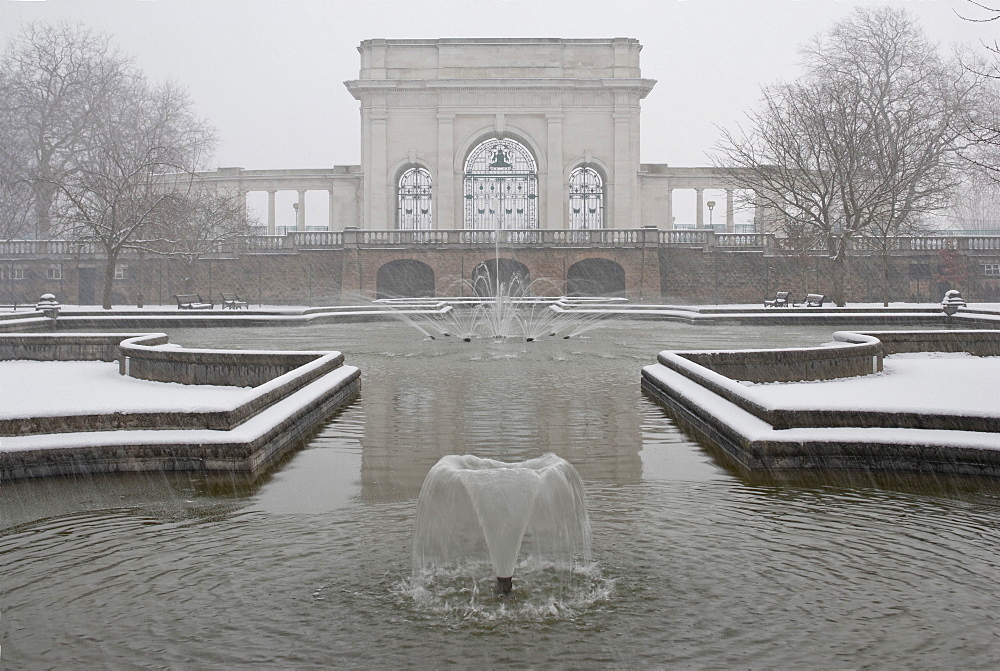 Municipal Park in the snow, Embankment Gardens, Nottingham, Nottinghamshire, England, United Kingdom, Europe