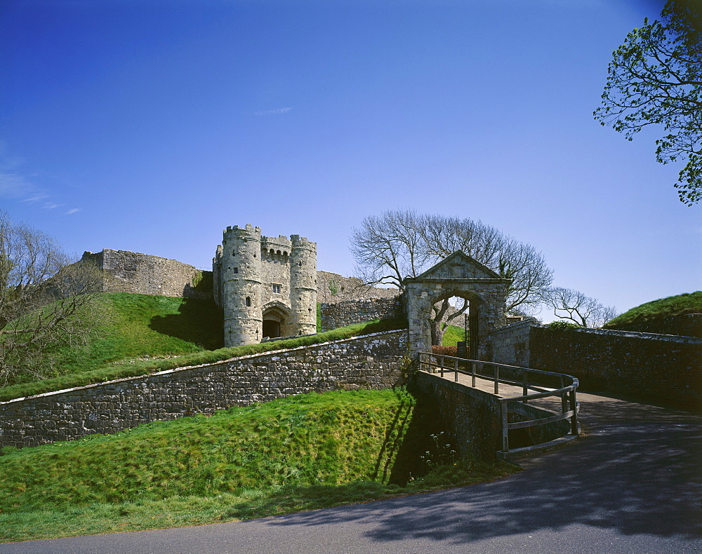 View of the entrance arch and gatehouse from the northwest, Carisbrooke Castle, Isle of Wight, England, United Kingdom, Europe