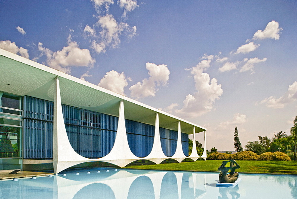 Palacio da Alvorada (Alvorada Palace), built in 1958, official residence of the President of Brazil, architect Oscar Niemeyer, Brasilia, UNESCO World Heritage Site, Brazil, South America