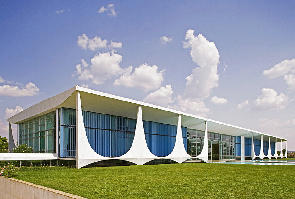 Palacio da Alvorada (Alvorada Palace), built in 1958, official residence of the President of Brazil, architect Oscar Niemeyer, Brasilia, UNESCO World Heritage Site, Brazil, South America