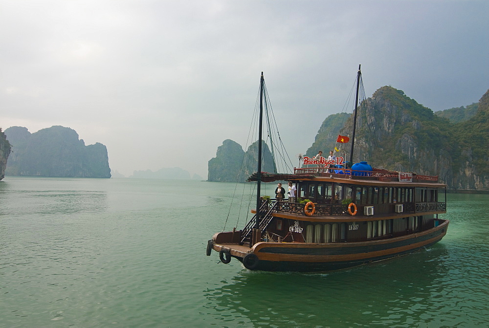 Tourist boat in a traditional style cruising the Halong Bay, Vietnam, Indochina, Southeast Asia, Asia