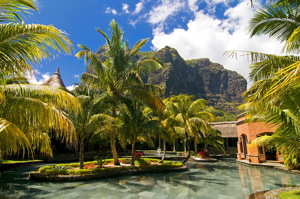 The pool of the Beachcomber Dinarobin six star hotel with Mont Brabant in the background, Mauritius, Indian Ocean, Africa